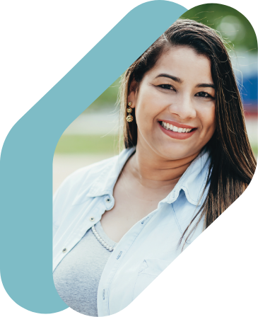 Jeune femme souriante avec cheveux frisés foncés